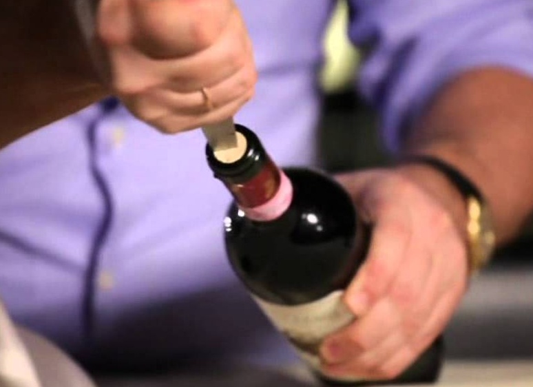 ВИДЕО: Как правильно открывать бутылку вина